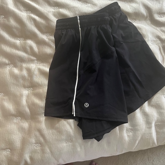 Lululemon Lightweight High-Rise Relaxed Short 3" *Long Liner Black Size 6 - Picture 5 of 9